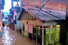 Dua orang tewas akibat banjir dan longsor di Manado