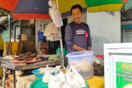 Harga kedelai naik, pedagang tahu di Singkawang terdampak