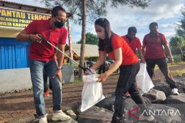 Pemkab Gianyar bersihkan sampah plastik di tiga pantai