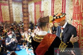 Dilewakan menjadi Datuk Rangkayo Basa, Yulian Efi: mari tingkatkan SDM Ninik Mamak