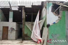 Rumah rusak diterjang banjr, janda tua mengungsi ke tempat saudaranya