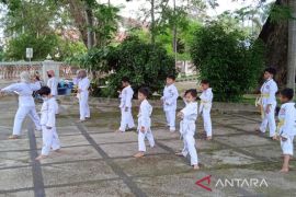 Minim fasilitas, karate tetap diminati