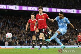 Neville dan Keane mengecam MU lempar handuk lawan City