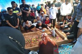 Almarhum pebalap Kuntet meninggalkan istri dan dua anak perempuan balita