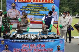 Polres OKU Selatan musnahkan  175 unit knalpot racing