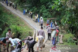 Warga Rejang Lebong swadaya bangun jalan ke wisata air terjun
