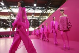 Valentino hadirkan koleksi busana serba pink di Paris Fashion Week