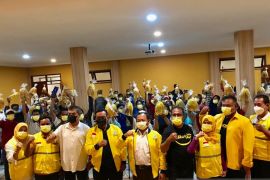 Sasar pedagang gorengan, Golkar Jatim bagikan 5.000 liter minyak goreng