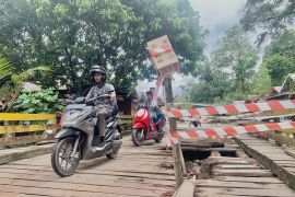 Jembatan Desa Lingsir Kabupaten Balangan alami kerusakan