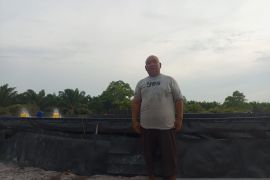 Zakaria Nelayan Tradisional yang Miliki Tambak Udang Vaname Terima Bantuan dari PT Timah