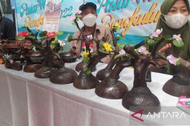 Pemuda desa di Bengkulu olah batok kelapa jadi kerajinan tangan