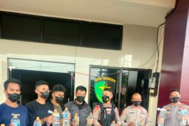 Polda Malut amankan 718 botol miras asal Bitung, perketat pintu masuk