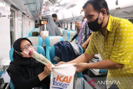 Peringati Hari Perempuan Internasional, KAI Daop Jember bagi-bagi hadiah