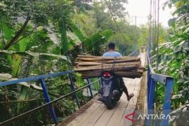 Warga tiga desa berharap pemerintah bangun jembatan permanen