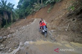 Jalan Akses Ke Kabupaten Pasaman Sudah Dibuka Pascalongsor