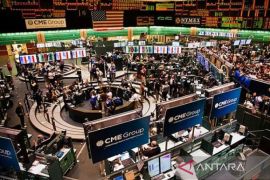 Harga emas melonjak dipicu dolar AS yang lebih lemah