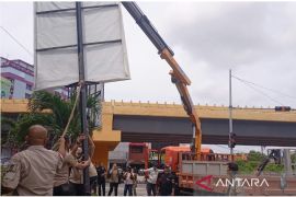 Pekanbaru bongkar 151 tiang reklame ilegal rugikan miliaran rupiah