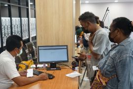 Penumpang Bandara Sentani tetap diminta hasil PCR  bila belum divaksin