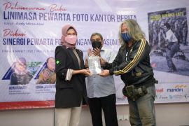 Mantan repoter ANTARA rilis buku "Linimasa Pewarta Foto Kantor Berita"