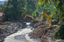Sungai Batang Nango  Pasaman Barat dibersihkan dari longsoran