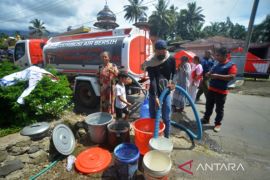 Penyaluran Air Bersih Untuk Korban Gempa