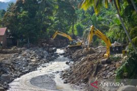 Pembersihan Material Longsor Batang Nango