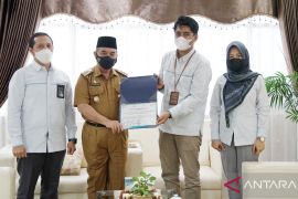 Penghargaan PLN untuk komitmen dan konsistensi pembayaran Pemkab HSS