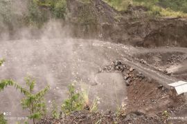 BPBD Sleman meminta warga tidak mencari rumput di lereng Merapi