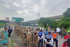 Petugas gabungan razia prokes di perbatasan Pasuruan-Sidoarjo