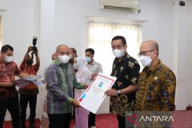 Walikota Pangkalpinang berikan penghargaan OPD yang berinovasi