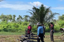 Personel Ditsamapta Polda Kalbar asah kemampuan menembak