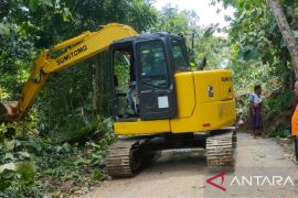 BPBD Pamekasan evakuasi material longsor di Bukit Kasangkah