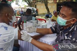 Lantamal IX gelar vaksinasi di terminal transit Passo Ambon