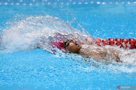 Perenang Siman dan Masniari kawinkan emas di nomor 50 meter gaya punggung