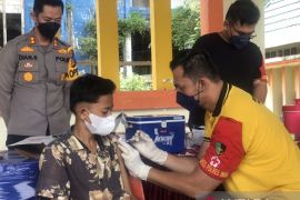 Polres Inhil layani vaksinasi di lokasi pasar murah