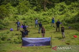 NU Planology students plant trees upstream Riam Kanan Dam