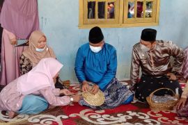 Anyaman lidi sawit di Minas terkenal sampai Bogor