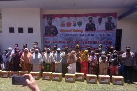 Kapolda Sumut bersama Forkopimda Tapsel kompak serahkan bingkisan