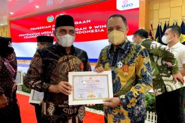 Rektor UMSU terima penghargaan Kejuangan 9 Windu Kemerdekaan RI