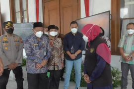 Sebanyak 8.041 calon jamaah umrah di Jatim tunggu berangkat