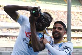 Napoli tempel terus AC Milan usai menang tipis 2-1 di markas Hellas Verona