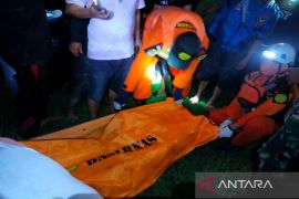 Innalillahi, 4 wisatawan tewas terseret air bah