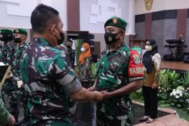 Kasad berikan penghargaan kepada lima prajurit berprestasi