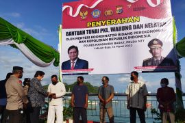 Menko Airlangga serahkan bantuan PKL WN  Labuan Bajo