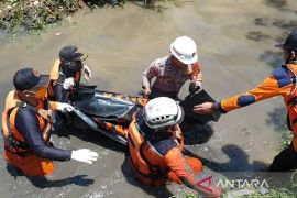Banjir landa Kabupaten Bandung sebabkan satu orang tewas terbawa arus