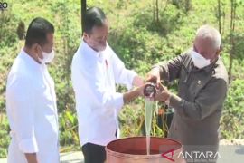 Gubernur Kaltim Isran Noor paling terakhir serahkan tanah dan air ke Presiden RI