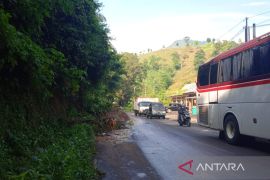 Jalur Garut-Bandung yang tersendat akibat tertutup longsor sudah kembali normal