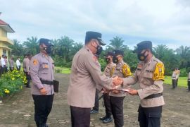 Kapolres Palas beri reward kepada empat personel berperestasi