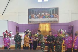 Satgas Kodim Yalimo bantu alat musik bagi jemaat GKI Imanuel