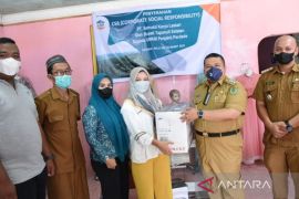 Bupati Tapsel serahkan mesin jahit program CSR PT SKL kepada pelaku UMKM